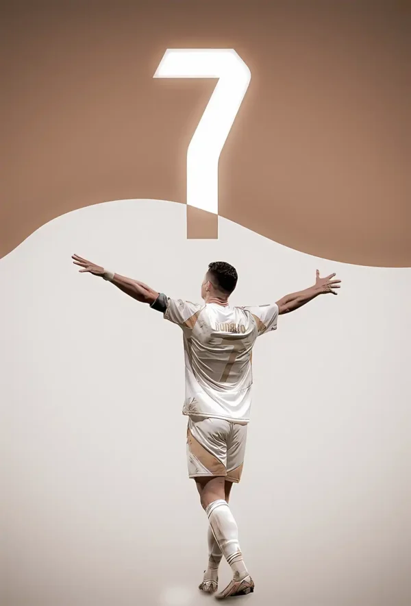 عکس کریستیانو رونالدو در لباس رئال مادرید در حال بالا بردن جام لیگ قهرمانان اروپا