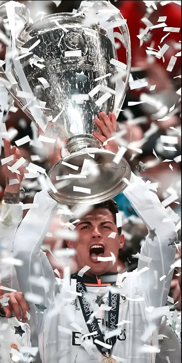 عکس کریستیانو رونالدو در لباس رئال مادرید در حال بالا بردن جام لیگ قهرمانان اروپا