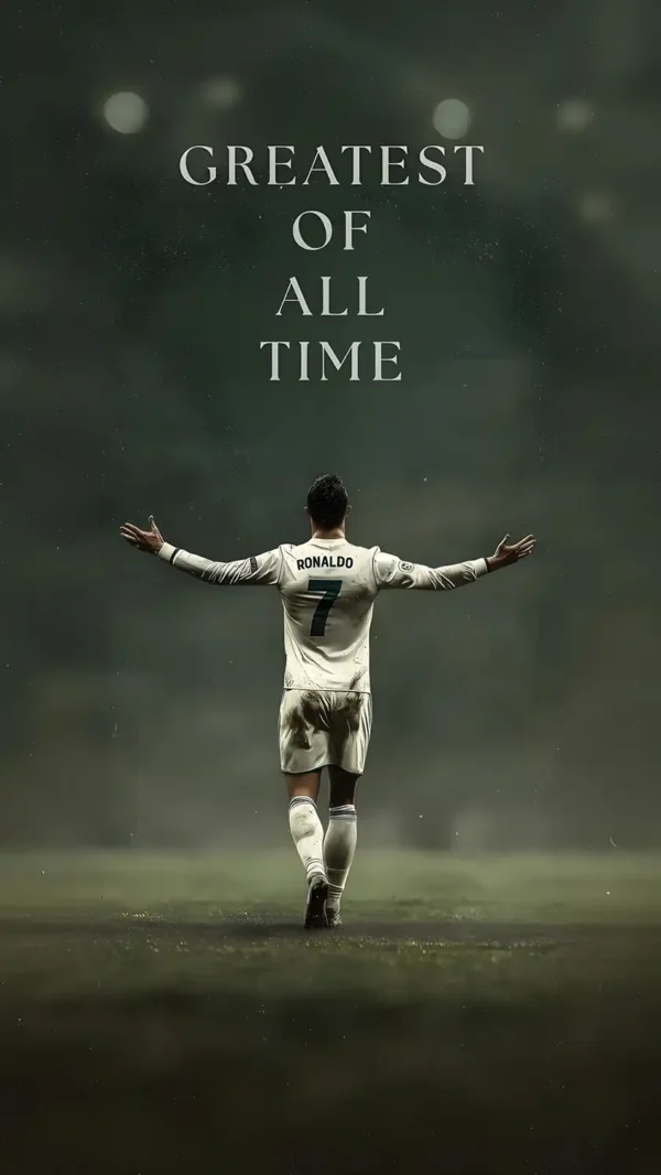 عکس کریستیانو رونالدو در لباس رئال مادرید در حال بالا بردن جام لیگ قهرمانان اروپا