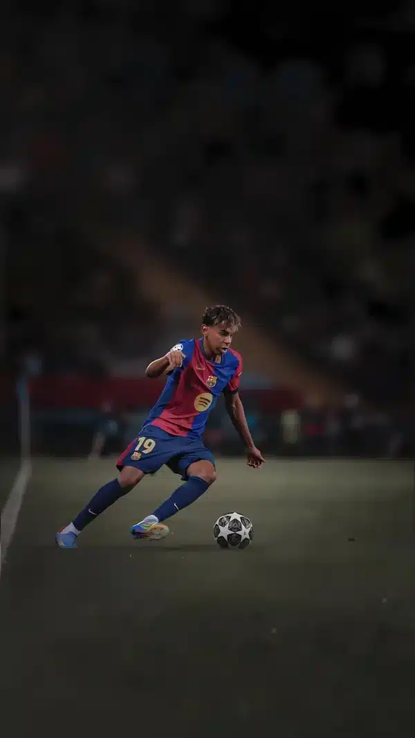 لامین یامال در حال دریبل و مهارت تکنیکی - والپیپر 4K اکشن