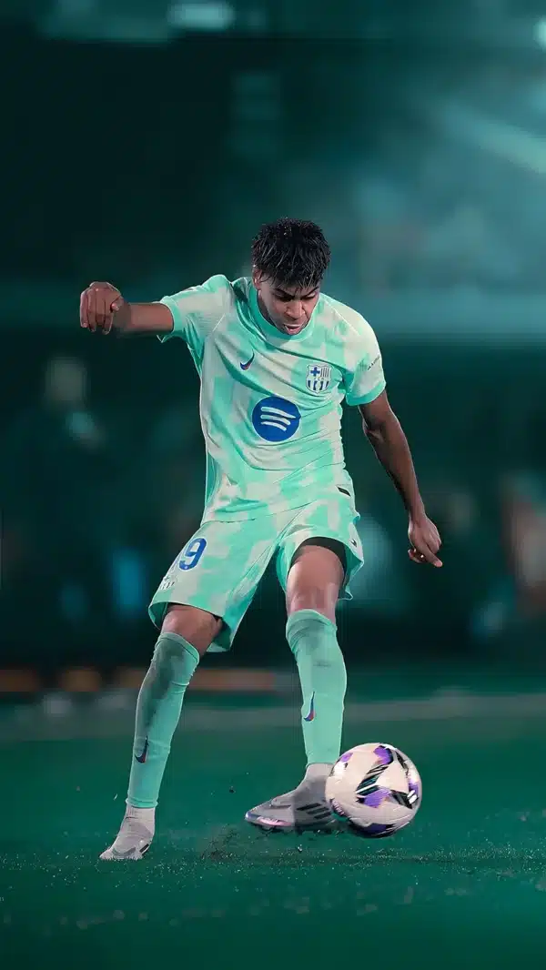 لامین یامال در حال دریبل و مهارت تکنیکی - والپیپر 4K اکشن