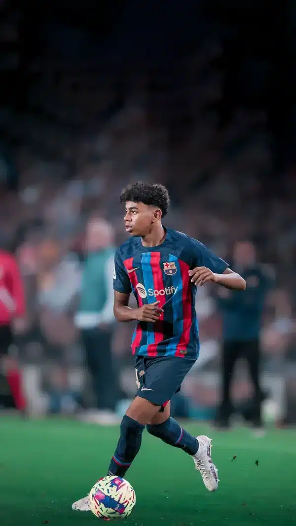 لامین یامال در حال دریبل و مهارت تکنیکی - والپیپر 4K اکشن