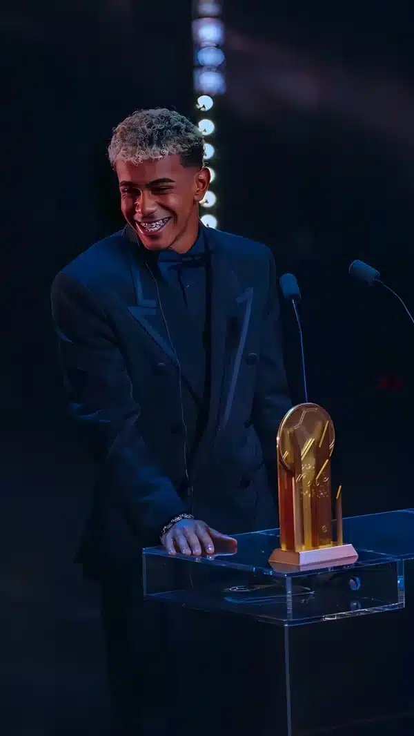 پرتره سینمایی لامین یامال - والپیپر 4K