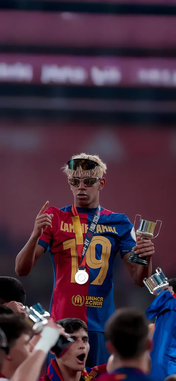 لامین یامال با پیراهن بارسلونا در کمپ نو - والپیپر Hd