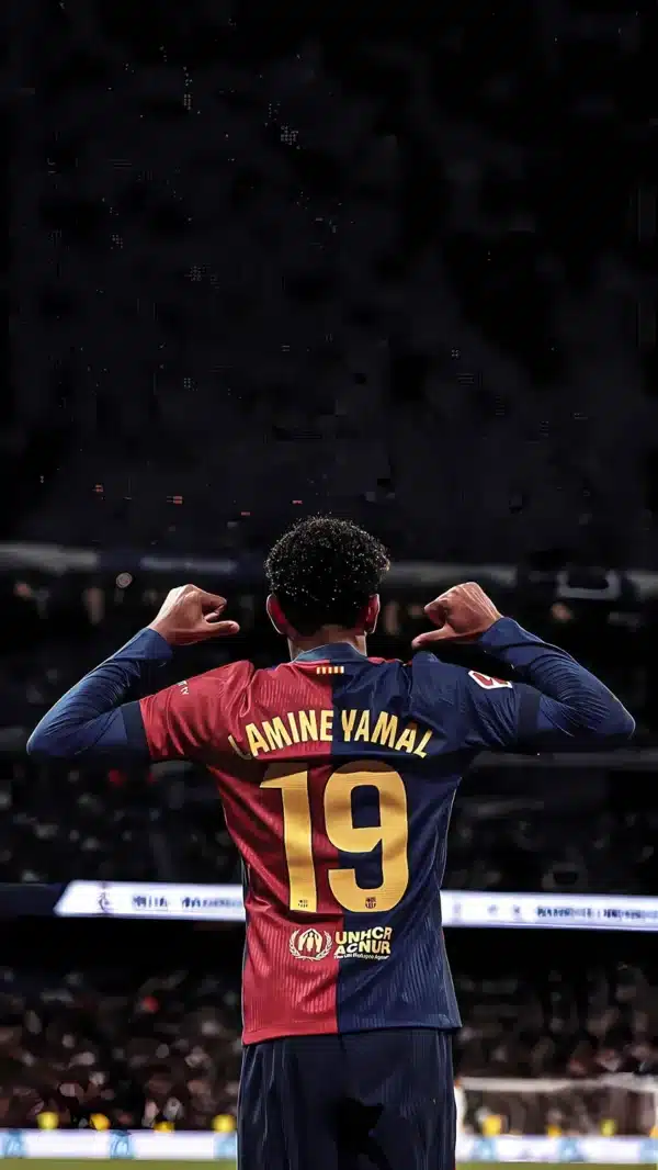 لامین یامال با پیراهن بارسلونا در کمپ نو - والپیپر Hd