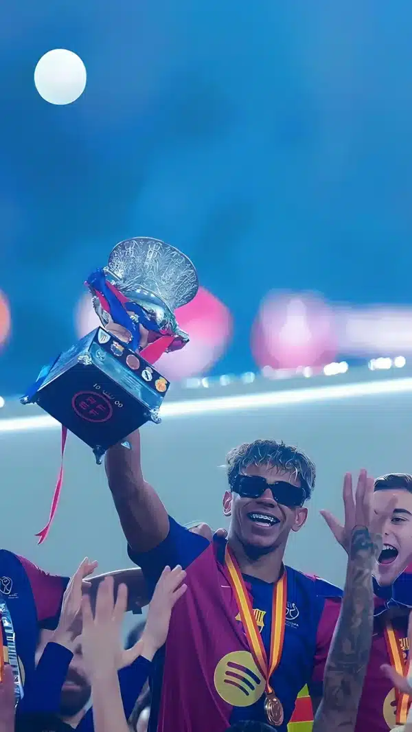 لامین یامال با پیراهن بارسلونا در کمپ نو - والپیپر Hd