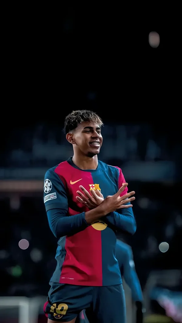 لامین یامال با پیراهن بارسلونا در کمپ نو - والپیپر Hd