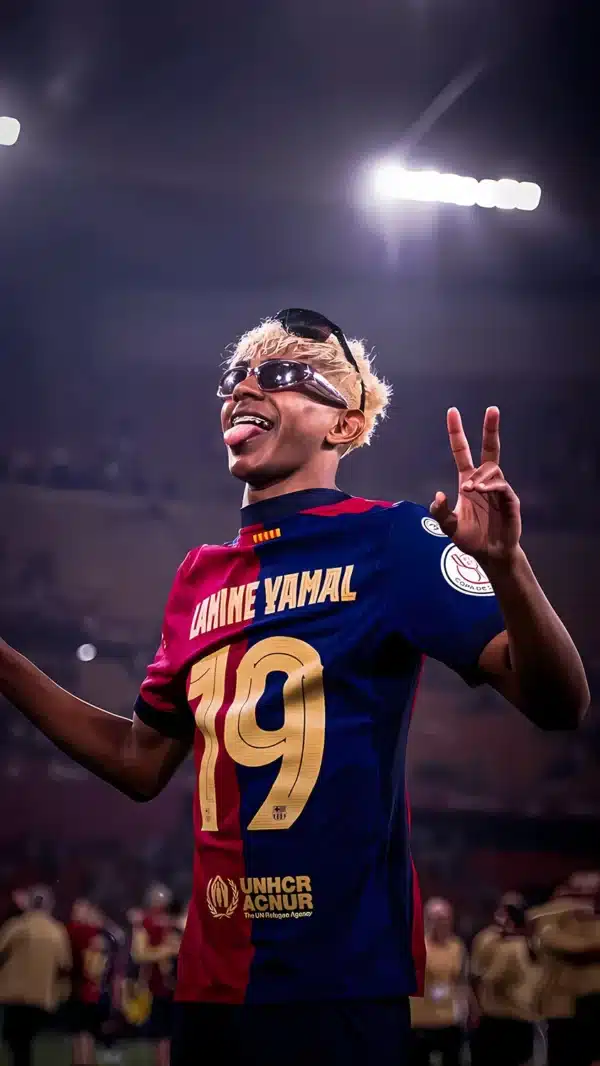 لامین یامال با پیراهن بارسلونا در کمپ نو - والپیپر Hd