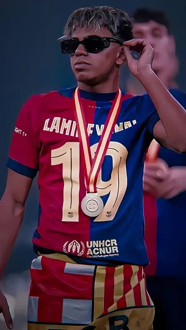 لامین یامال با پیراهن بارسلونا در کمپ نو - والپیپر Hd