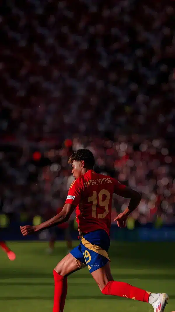 لامین یامال با پیراهن قرمز تیم ملی اسپانیا - والپیپر Hd