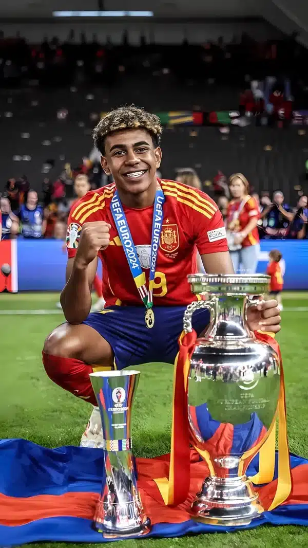 لامین یامال قهرمان یورو 2024 با پیراهن اسپانیا - والپیپر 4K