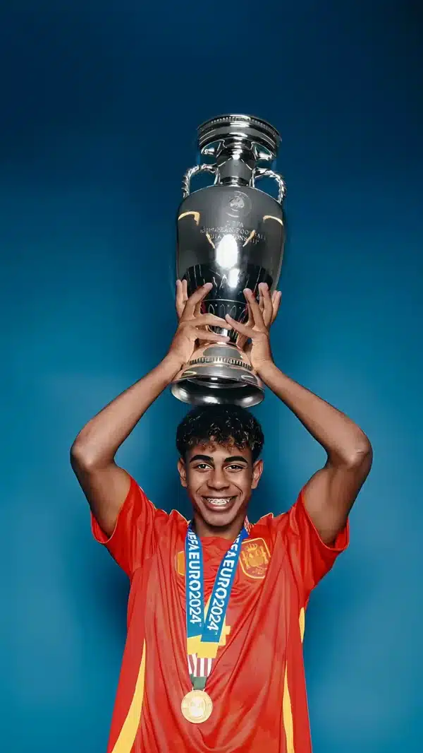 لامین یامال قهرمان یورو 2024 با پیراهن اسپانیا - والپیپر 4K